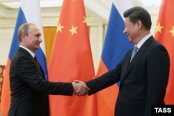 Голова КНР Сі Цзіньпін (праворуч) і президент Росії Володимир Путін (архівне фото)