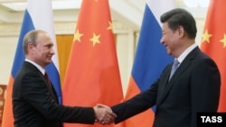 Председатель КНР Си Цзиньпин (справа) встречается с президентом России Владимиром Путиным перед их встречей в Доме народных собраний в Пекине, 3 сентября 2015 г. Архивное фото