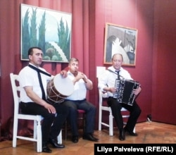 На свадьбах у крымских татар обязательно исполняют мелодию "Возвращение". Играть полагается 6 часов без перерыва