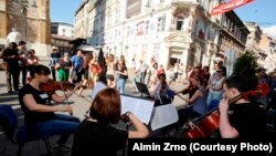 Učesnici Chamber Music Festivala muziciraju u centru Sarajeva, 2014.