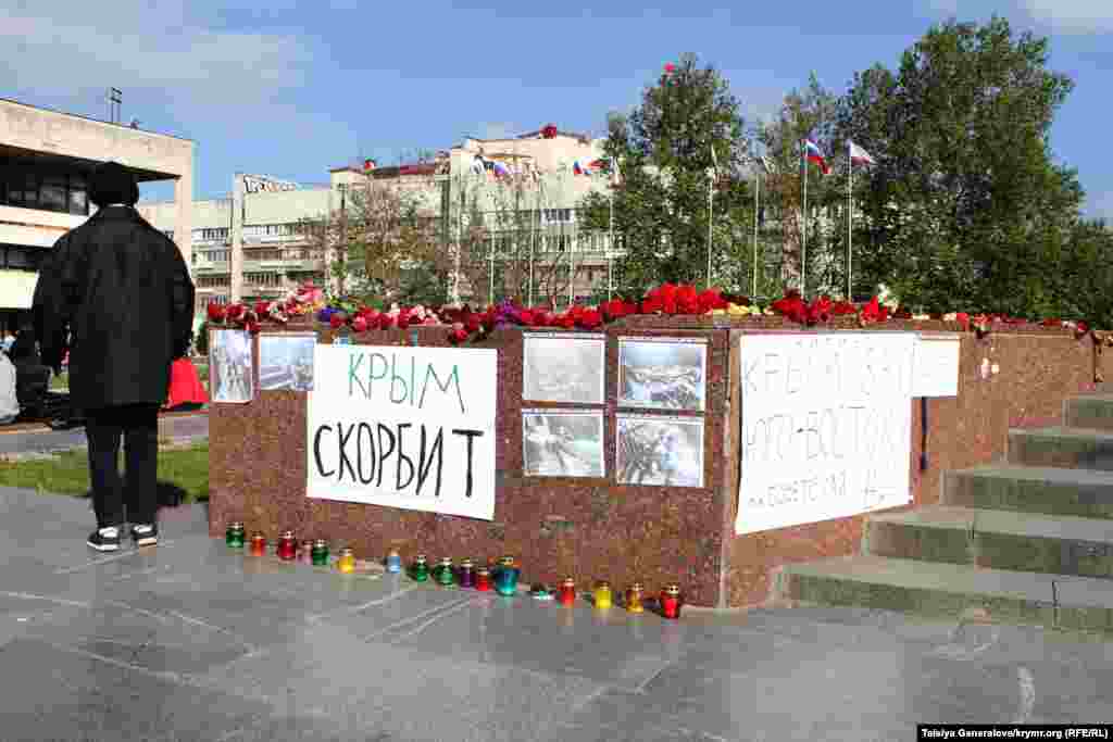 Плакат &laquo;Крым скорбит&raquo; &nbsp;