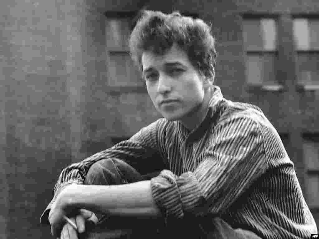 Боб Диланның 1960 жылдардың басында Нью-Йоркте түскен суреті.