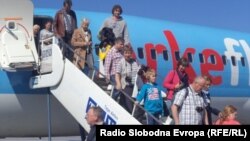 Холандски туристи пристигнуваат во Охрид. април 2012.