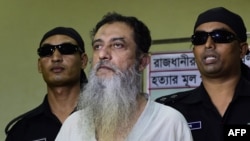 Предполагаемые участники группировки "Ансарулла Бангла", задержанные бангладешским спецназом, 18 августа 2015 года.