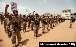 Новобранцы-хуситы в Йемене выкрикивают антисаудовские лозунги. Июль 2017 года