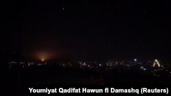 Жители на Дамаск съобщават, че са видели ракетите и са чули взривове.