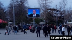 Севастопольцы смотрят прямую линию с Владимиром Путиным, 16 апреля 2015 года
