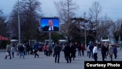 Севастопольці дивляться пряму лінію з Володимиром Путіним, 16 квітня 2015 року