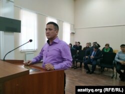 Серик Бектурганов, муж Инкар Бектургановой, скончавшейся в результате ДТП с участием бывшего полицейского, дает показания на суде. Уральск, 2 марта 2020 года.
