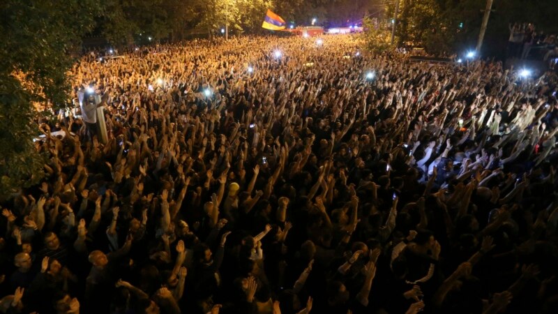 Армения: саясий кризис кайра курчуду