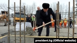 Сооронбай Жээнбеков на церемонии закладки капсулы под строительство парка дружбы Кыргызстана и Азербайджана.