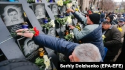 Люди возлагают цветы к мемориалу Небесной сотни, установленному в память о погибших на Майдане в 2014 году, когда массовые протесты привели к свержению пророссийского президента Украины Виктора Януковича. Киев, 21 ноября 2017 года.