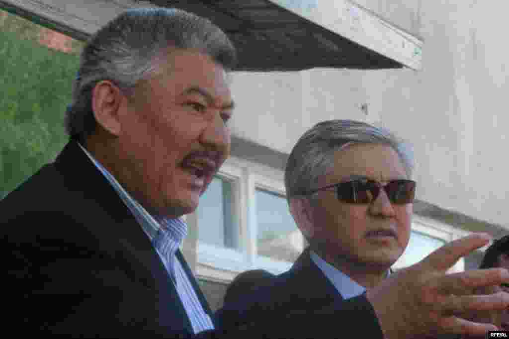 БЭКтин штаб башчысы А. Бекназаров топтолгон элге ар кандай чагымчылык, зөөкүрчүлүк жасалганын айтты. - kyrgyzstan - Participants of the Opposition Rally Dispersed By Kyrgyz Police in Ysyk-Kol Region. 31May2009