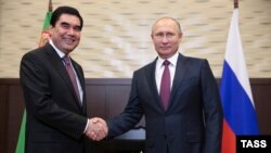Президенты России и Туркменистна Владимир Путин (справа) и Гурбангулы Бердымухамедов.