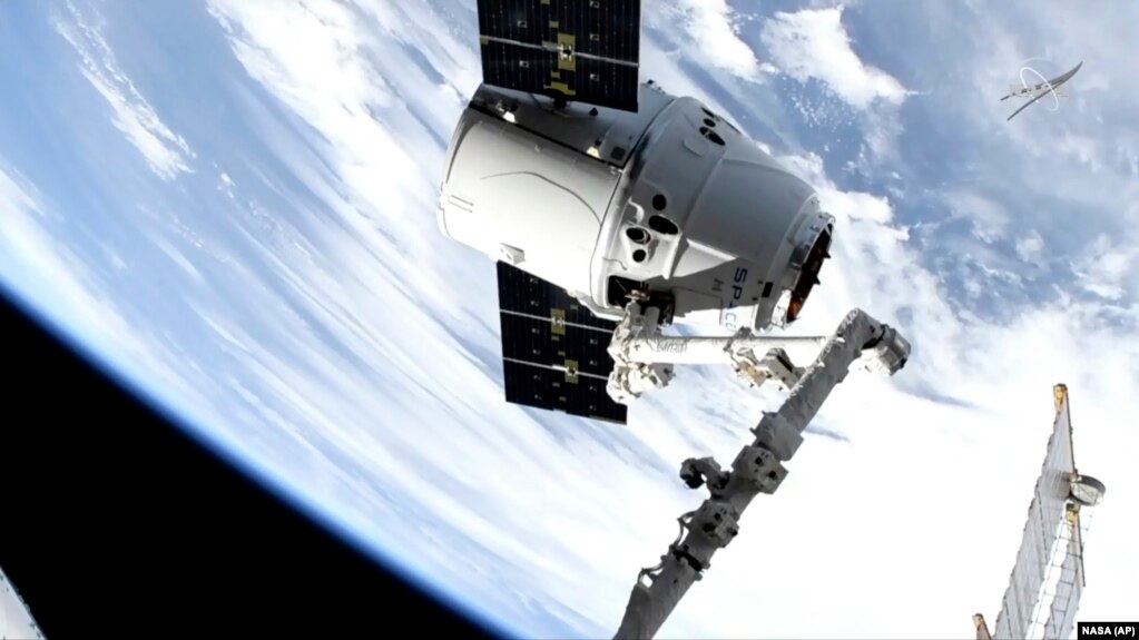 Грузовой корабль SpaceX стыкуется с Международной космической станцией 6 мая 2019 года