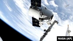 Вантажний корабель SpaceX стикується з Міжнародною космічною станцією, 6 травня 2019 року