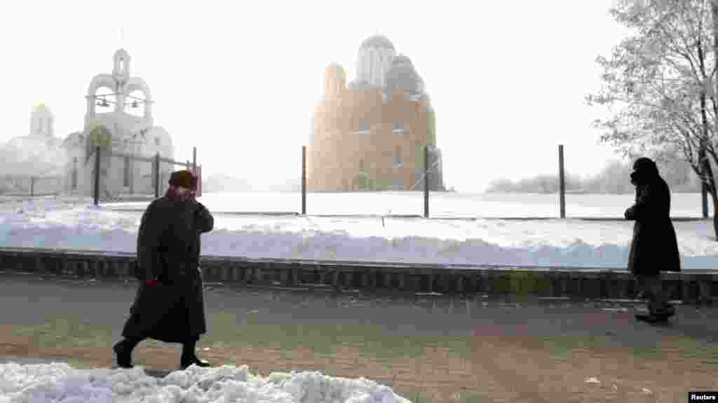 Жінка ховає обличчя від морозу у Мінську