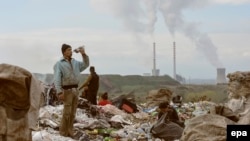 Архивска фотографија: Луѓе собираат пластични шишиња на депонија во близина на РЕК Битола