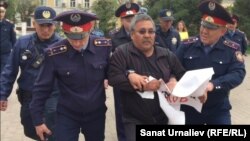 Жителя Уральска Бауыржана Алипкалиева задерживает полиция при попытке провести акцию протеста против земельной реформы. 29 апреля 2016 года. 