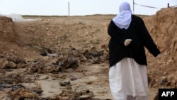 Një grua e komunitetit Yazidi, kërkon gjurmë të të afërmve në një varrezë masive në Irak, 3 shkurt 2015