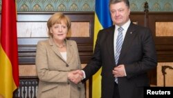 Канцлер Германии Ангела Меркель (слева) и президент Украины Петр Порошенко. Киев, 23 августа 2014 года.