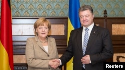 Angela Merkel përshëndetet me Petro Poroshenkon në Kiev