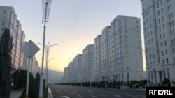 Расман коронавирус йўқлиги айтилаëтганига қарамай¸ Ашхободга кириб-чиқиш тақиқланган¸ шаҳар кўчалари ҳувиллаб қолган.