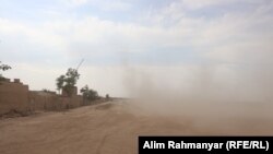 خاکباد ناشی از عبور موترها در سرک حلقوی در شهر شبرغان