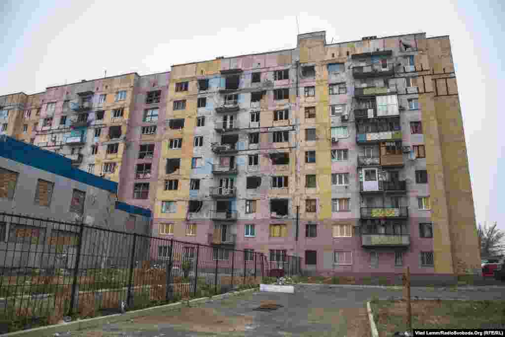 Девятиэтажное здание, которое местные называют "разукрашка", сильно разрушено во время обстрелов в середине лета 2015 года. Большинство квартир заброшены, но в некоторых до сих пор живут люди.