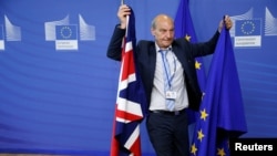 Местење на знамињата во седиштето на ЕУ во Брисел на почетокот на разговорите за Брегзит на 19 јуни 2017