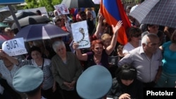 Armenia -- Critics of former President Robert Kocharian protest outside a court building in Yerevan, May 18, 2019.