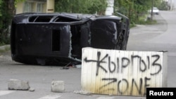 Бетонный блок с надписью 'Кыргызская зона" в центре улицы. Ош, 13 июня 2010 года.