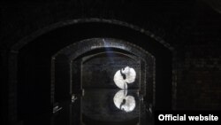 Imagine din instalația video „Genko-an 64287“ de Heiner Goebbels în rezervorul de apă subteran, Mathildenhöhe