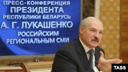 Президент Беларуси Александр Лукашенко во время пресс-конференции для представителей российских региональных СМИ. Минск, 13 октября 2013 года.
