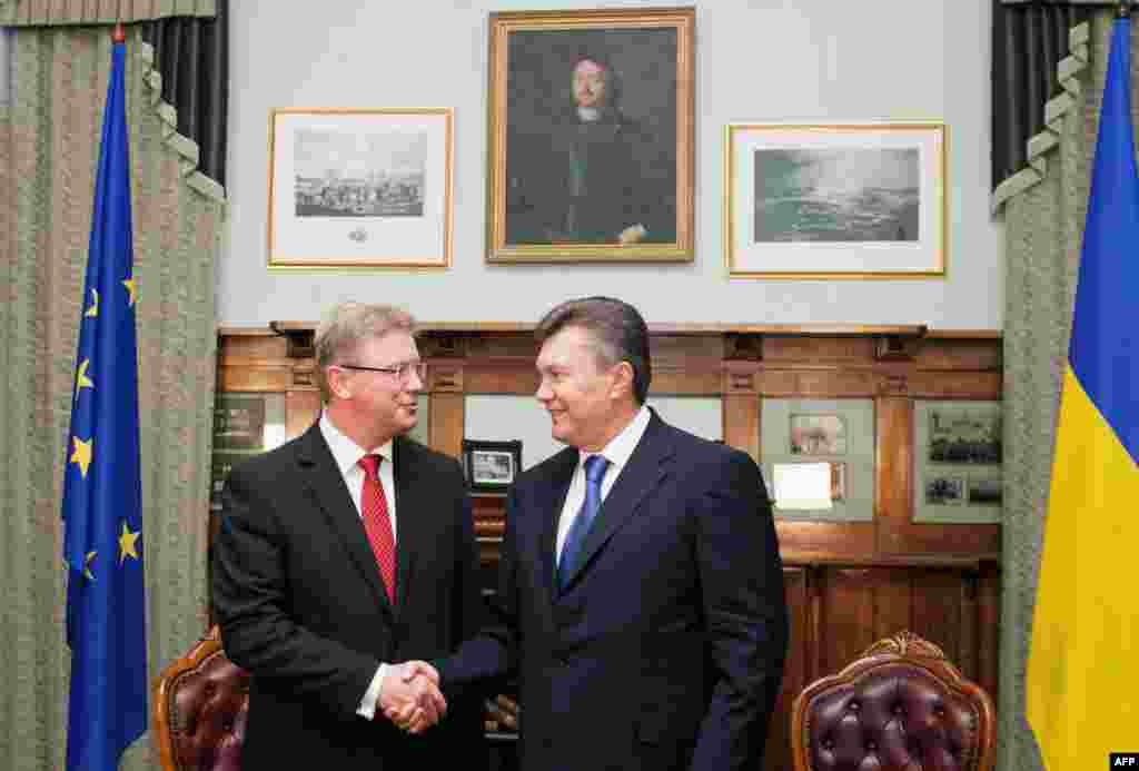 Президент Віктор Янукович (праворуч) і комісар ЄС з питань розширення і європейської політики сусідства Штефан Фюле