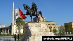 Помнік нацыянальнаму герою Альбаніі Скандэрбэгу ў Тыране