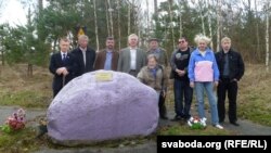 У чарнобыльскай зоне, з аднапартыйцамі. Мікалай Малахаў чацьвёрты справа, у кепцы)