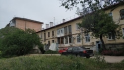 Скромная двухэтажка во дворах хранит элементы сталинского ампира