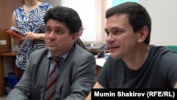 Vadim Prokhorov (left) in a Moscow court with Ilya Yashin, one of several Russian opposition figure whom he has defended. 