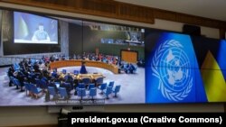 Президент Украины Владимир Зеленский (на экране) во время выступления через видеосвязь на заседании Совбеза ООН, 27 сентября 2022 года