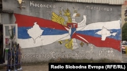 Mural në Mitrovicën e Veriut ku shkruan “Kosova është Serbi, Krimea është Rusi”
