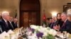 Вице-президент США Майк Пенс во время ланча с королем Иордании Абдаллой (справа от короля его супруга королева Раниа) 