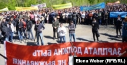Работники компании АО "АрселорМиттал Темиртау" требуют повышения зарплаты. Темиртау, 19 мая 2012 года.