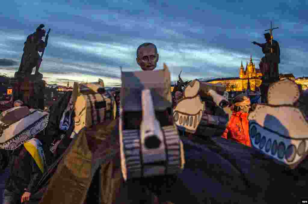 People carry an effigy of Russian President Putin and tanks while taking part in a march commemorating the 26th anniversary of the Velvet Revolution, in Prague, Czech Republic, on 17 November 2015. Waves of peaceful protests in Czech and Slovak cities eventually brought down Czechoslovakia's Moscow-backed Communist Government in 1989. (epa/Filip Singer)