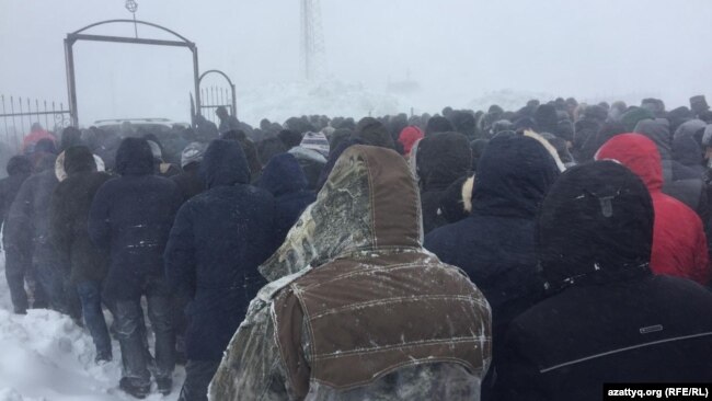 Мужчины, направляющиеся на кладбище в поселке Талапкер на похороны Дулата Агадила.