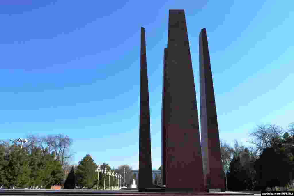 2-nji Jahan urşunda wepat bolanlaryň hatyrasyna galdyrylan monument. Maglumata görä, bu ýadygärlik häzirki duran ýerinden göçürilmeli edilipdir.