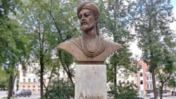 Diňle: Nowaýynyň heýkeliniň ýykylmagy onuň muşdaklarynda nägilelik döretdi