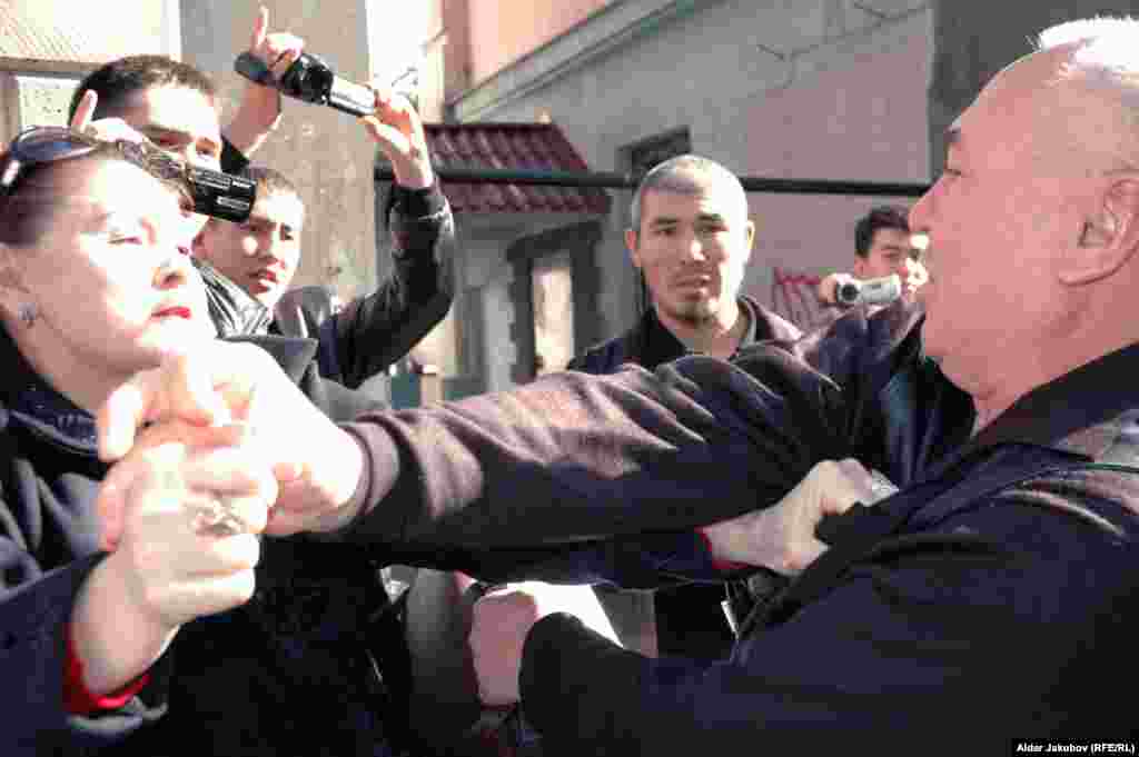Момент избиения оппозиционного журналиста - На сцене конфликта: зачинщица срыва пресс-конференции оппозиционеров Гульбахрам Жунис и оппозиционный журналист Шарип Куракбаев. Алматы, 27 октября 2010 года.