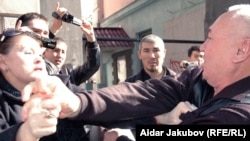 Гүлбаһрам Жүніс журналист Шәріп Құрақбайды жағадан алды. Алматы, 27 қазан 2010 жыл.
