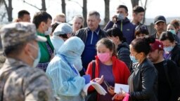 Банкоматтан ақша алып жатқан адам. Қазақстанда кей банктер клиентке қызмет көрсетерде сәйкестендіру дерегі ретінде ЖСН нөмірін сұрайды.